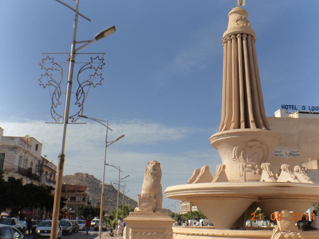 63-2-Medina Jdida (colonne aux lions) Santa Cruz au fond.JPG -                                